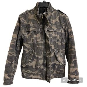 Levi’s heavy duty camo jacket with faux fur lining Zipper & snap buttons. CH S